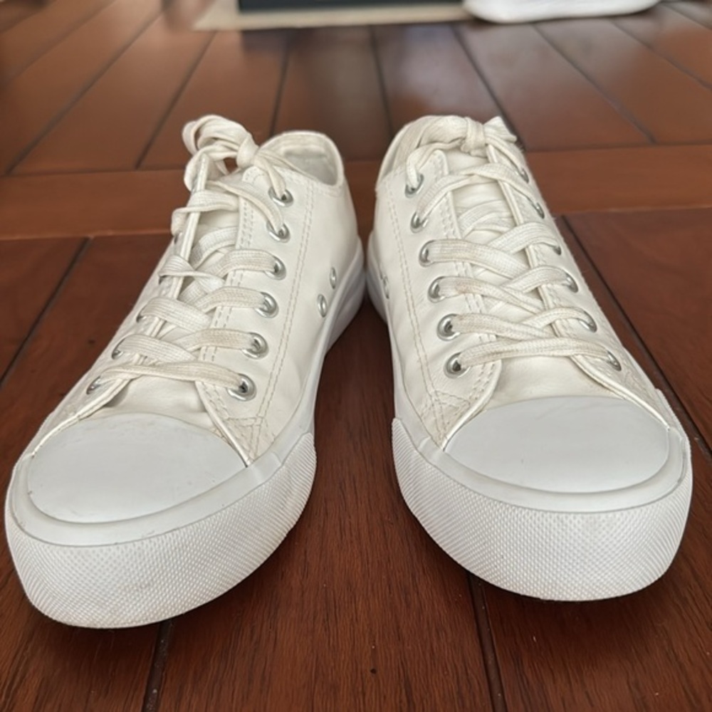 White casual sneakers. Sz 6.